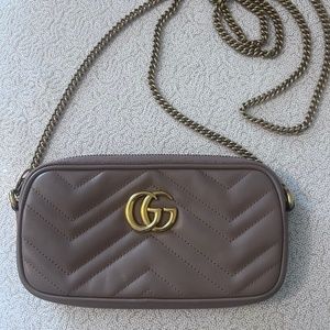 GUCCI pretty shoulder purse with gold GG emblem